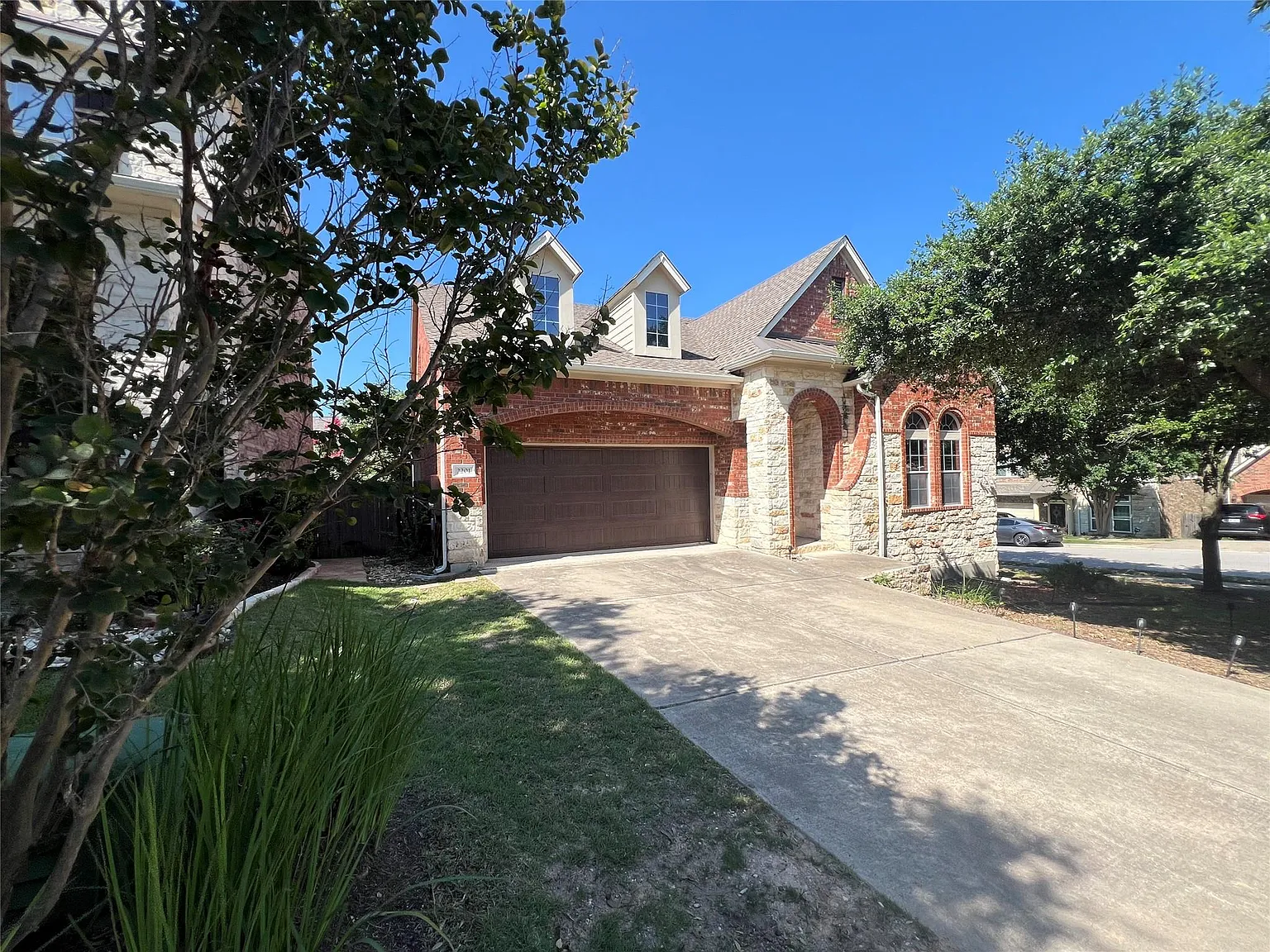 3 bed, 2.5 bath, 2259 sqft, $2,600 — Photo 3