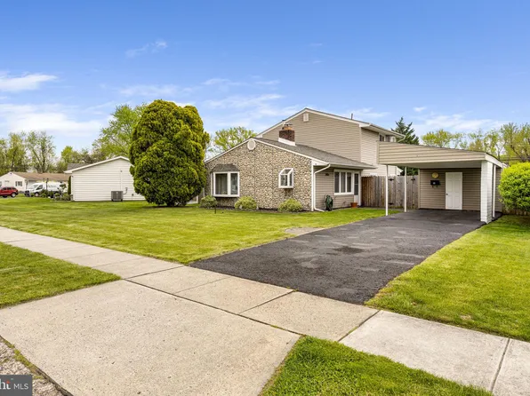 36 Young Birch Rd, Levittown, PA 19057