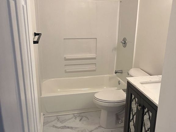 3rd image of 1115 Oakwood Dr