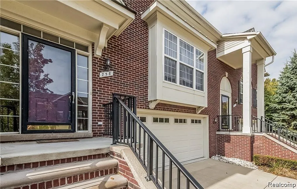 3 bed, 3.5 bath, 2520 sqft, $2,700 — Photo 1