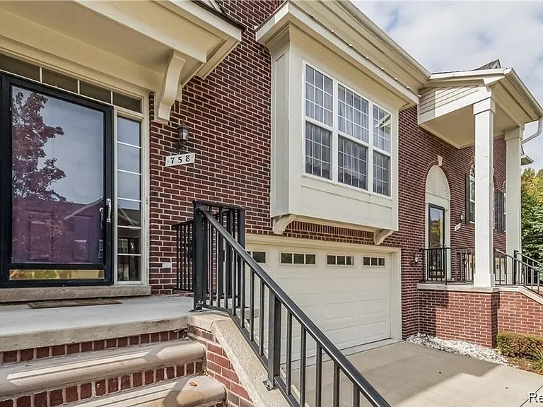 758 Sandalwood Dr — Photo 1