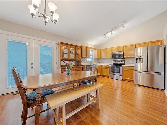 3rd image of 4831 Golfview Dr NE