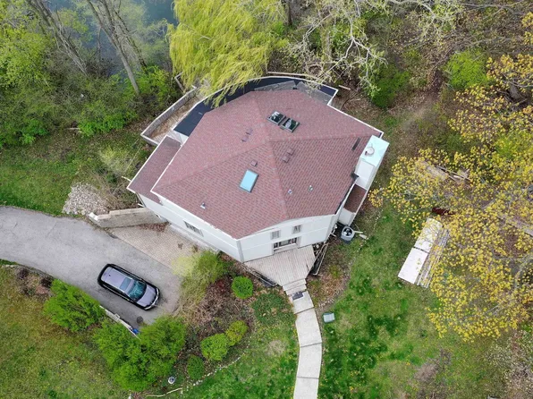 28375 Burnett Rd, Island Lake, IL 60042