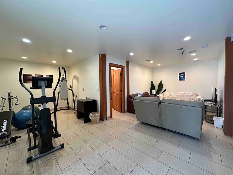 1843 NE Virginia Ct — Photo 27