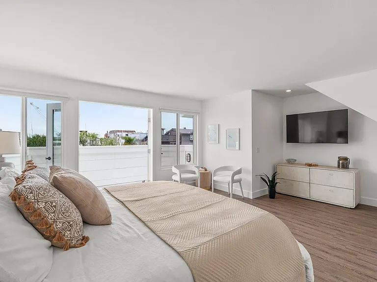 709 W Balboa Blvd — Photo 24