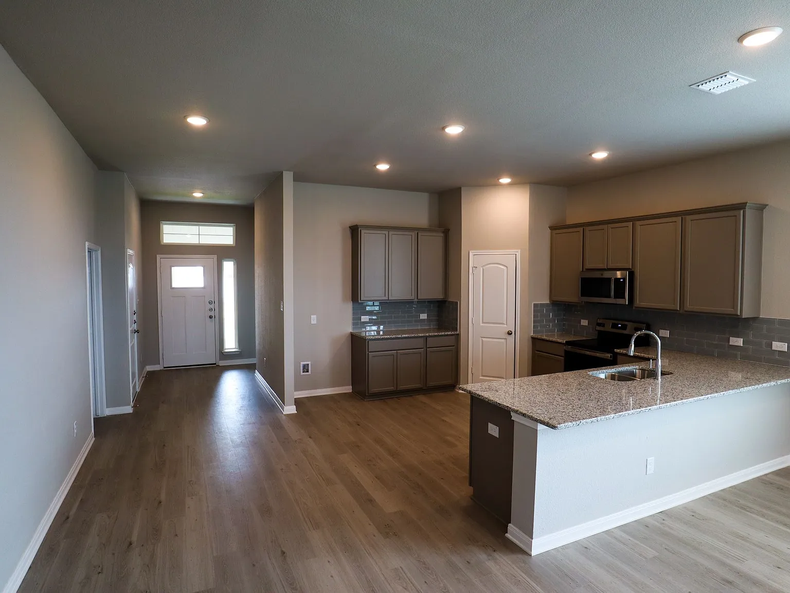 4 bed, 2036 sqft, $2,700 — Photo 2