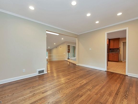 5th image of 21 Fairfield Dr