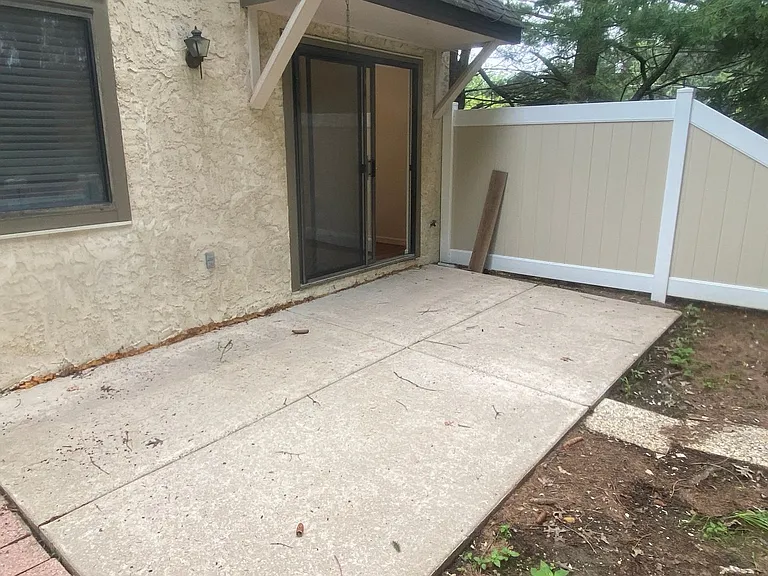 138 Hampshire Dr — Photo 44