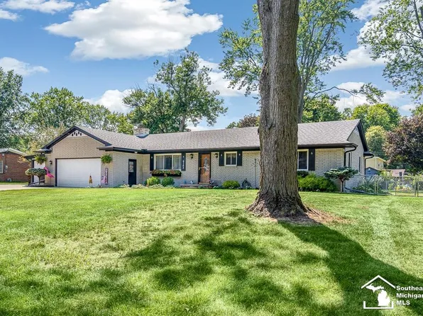 9143 Clover Dr, Temperance, MI 48182