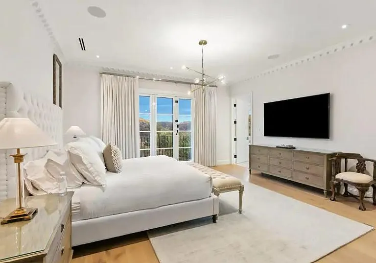 Master bedroom with an ultra luxurious King size bed.