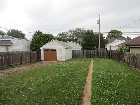 2nd image of 135 Bellaire Ave