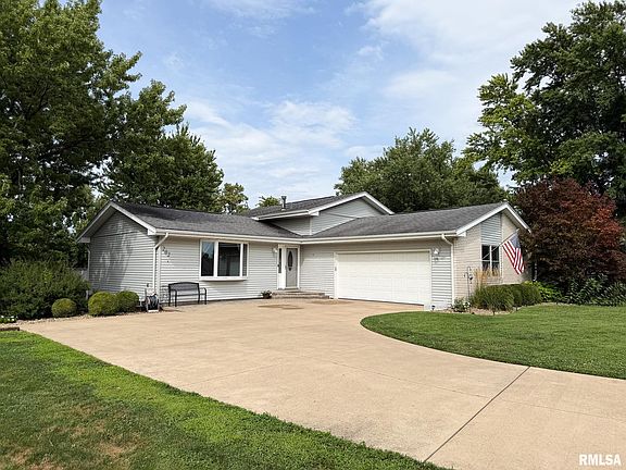 3rd image of 202 Elm Cir