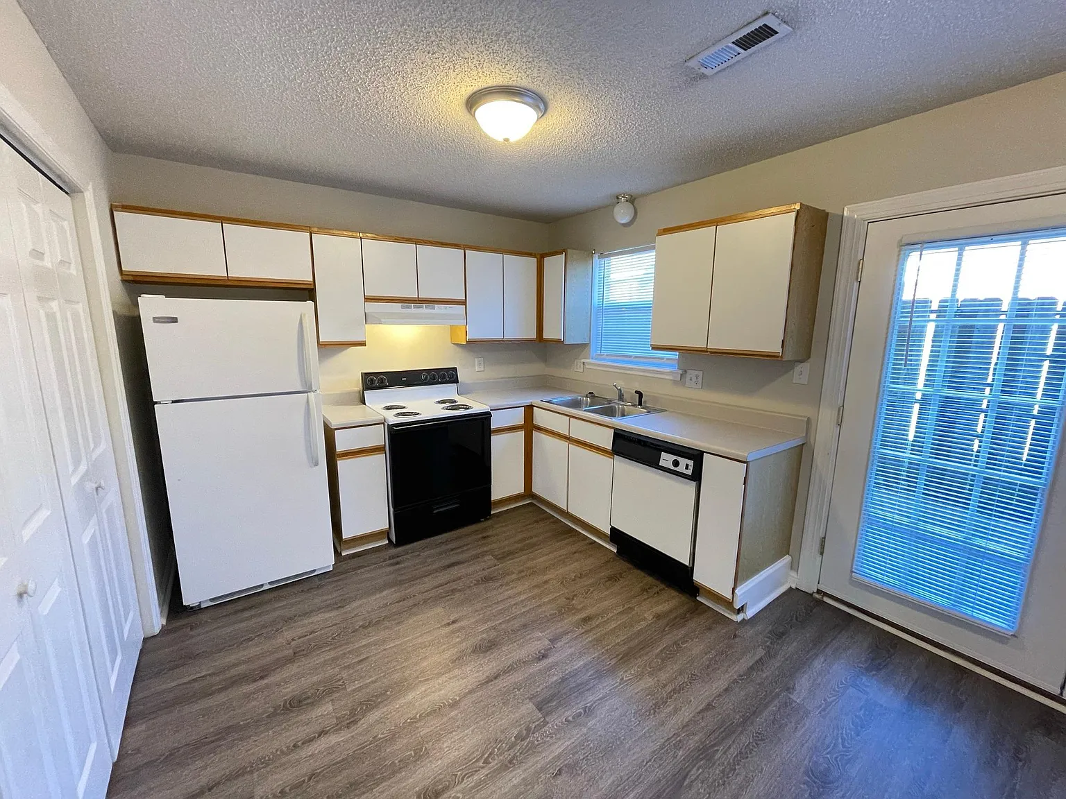 2 bed, 2.5 bath, 1168 sqft, $1,300 — Photo 4