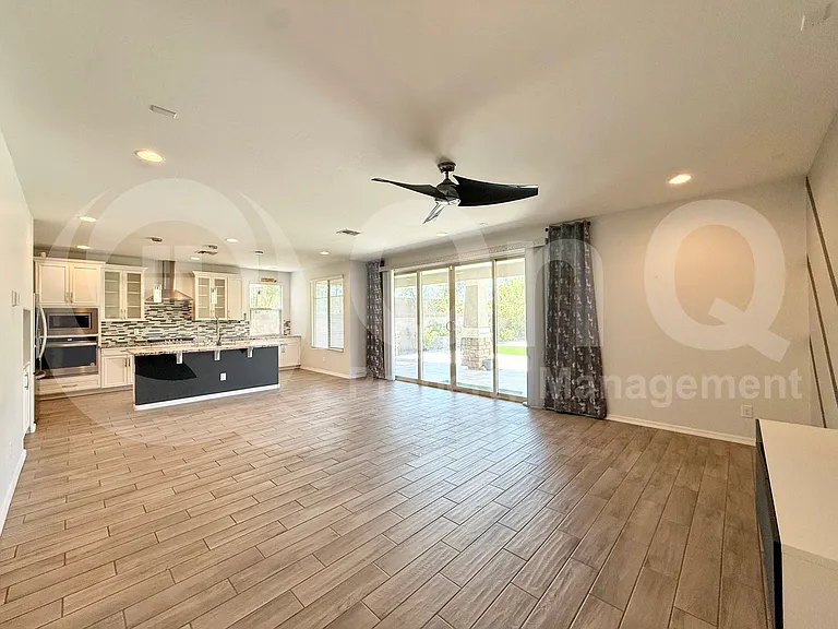 1312 E Gemini Pl — Photo 3