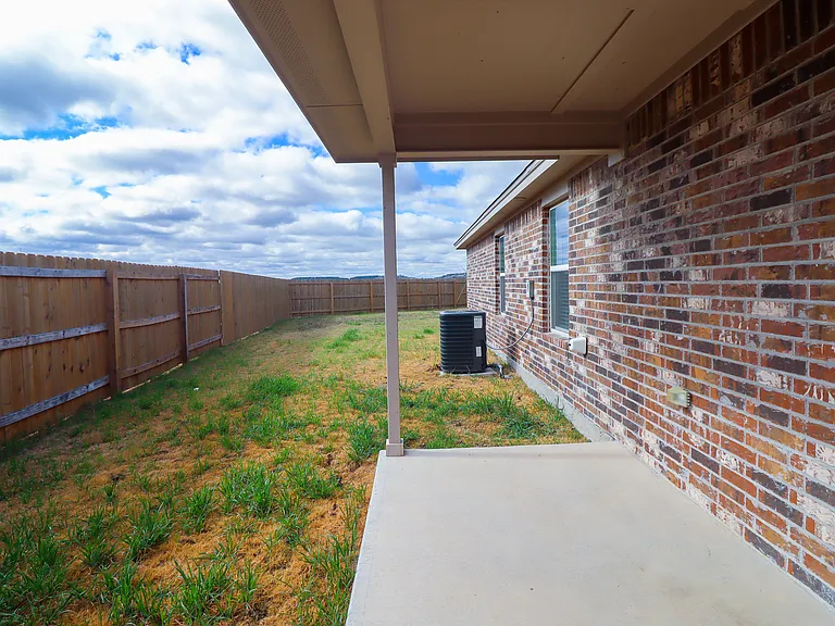 1914 Castroville Trl — Photo 23