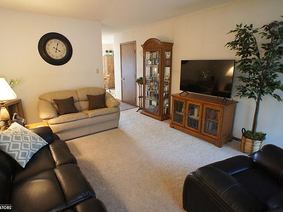3rd image of 810 Crestview Dr