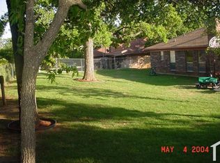 6313 Oak Timber Dr E, Forest Hill, TX 76119