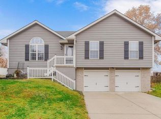 900 NE 194th Ter, Smithville, MO 64089
