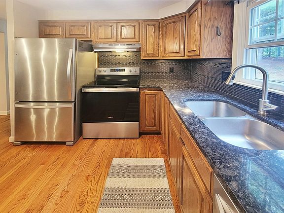3rd image of 15 Laro Cir
