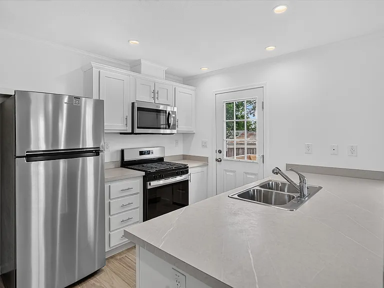 Laurel Woods — Photo 30