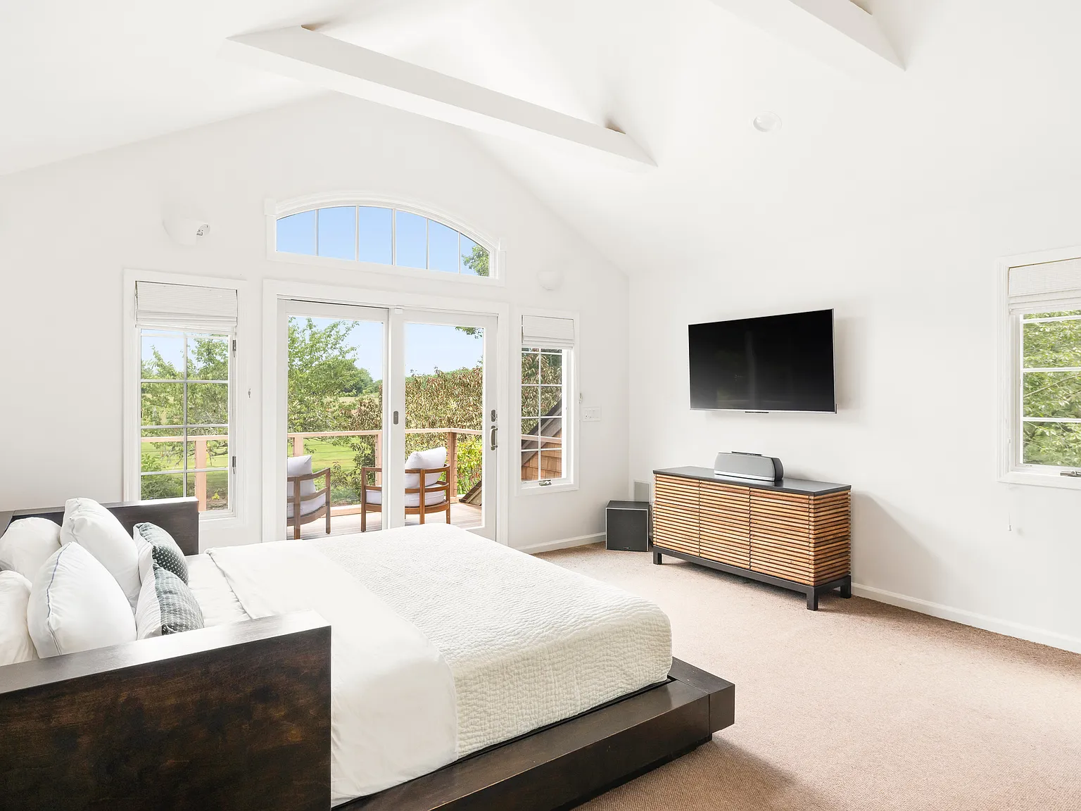 Unparalleled Views & A Hampton's Style Escape — Photo 4
