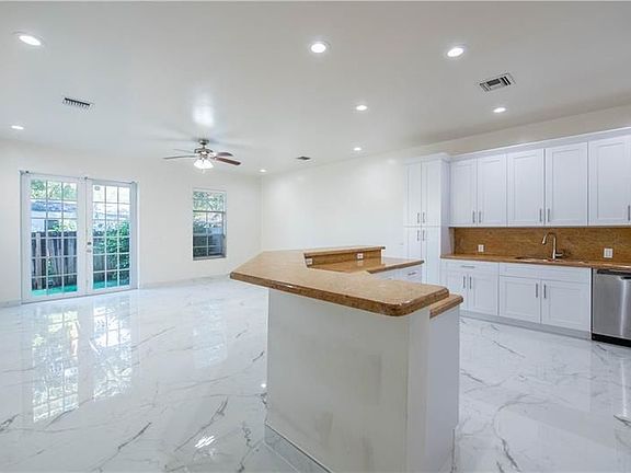 2nd image of 819 SW 7th Ave