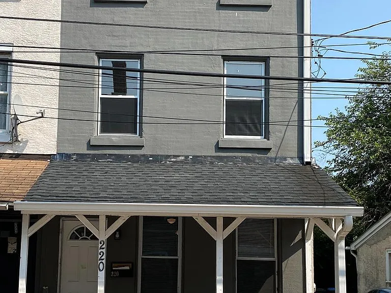 220 Pearl St — Photo 2