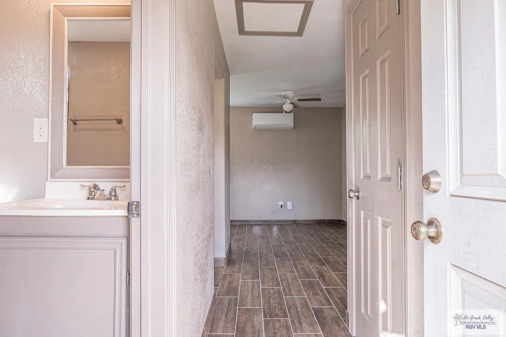 2 bed, 1.0 bath, 520 sqft, $850 — Photo 2