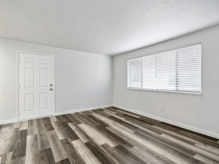4122 4126 Hoyt Ave — Photo 7
