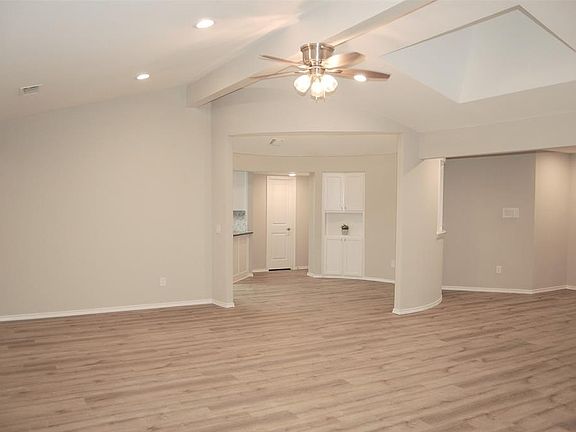5th image of 2205 Heather Hill Ln