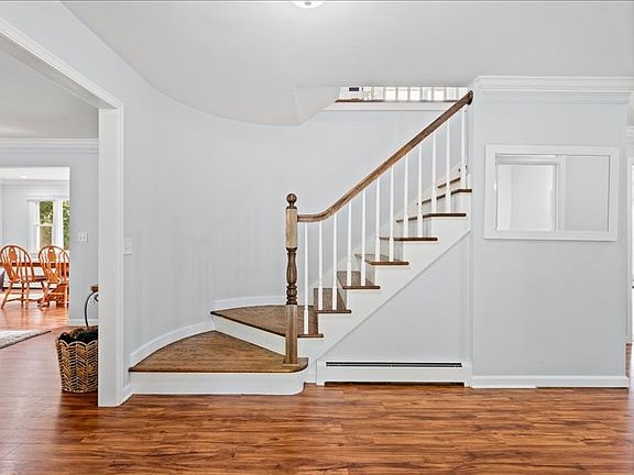 4th image of 927 Upland Dr