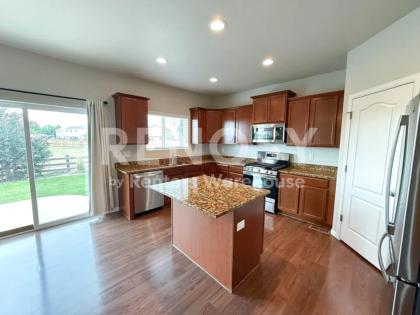 Spacious 4-Bedroom Home with Open Floor Plan and Large Backyard in Thornton — Photo 1