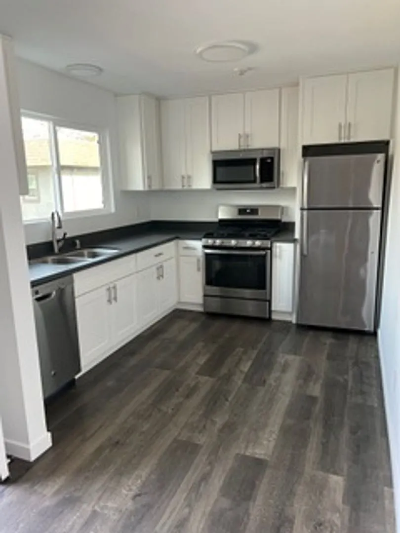Olof Street Apartments — Photo 1