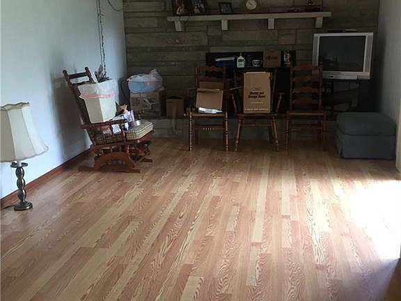 4th image of 1015 Schleicher Ave