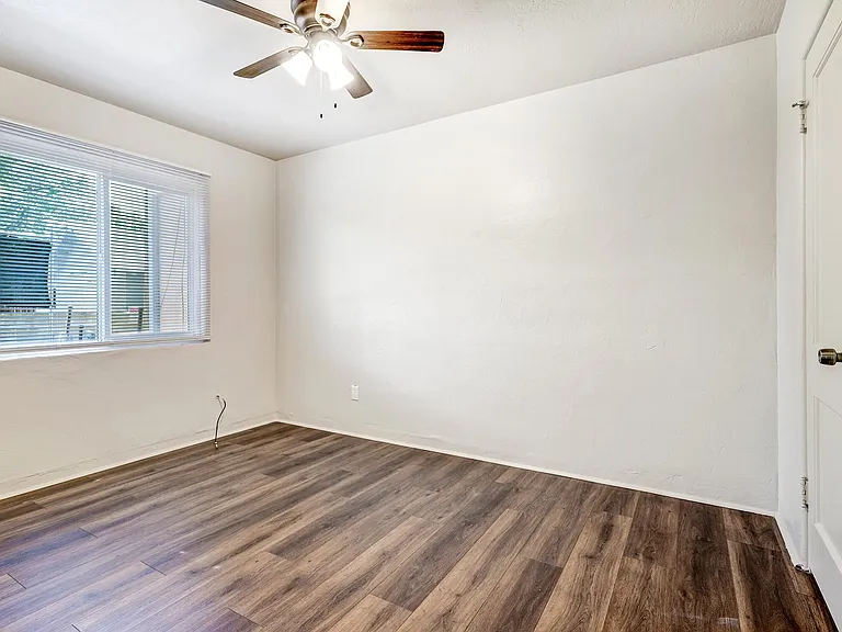 Updated, Spacious, 2 bedroom End Unit w/ Garage & Yard Close to UNM — Photo 10