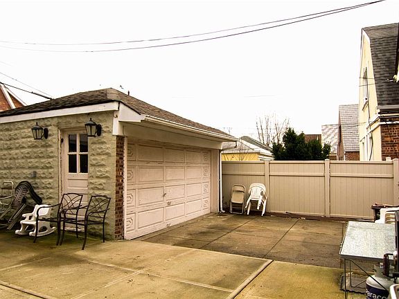 4th image of 6407 Ellwell Cres