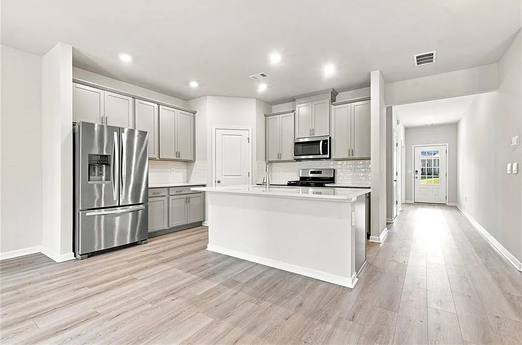 5 bed, 3.0 bath, 2674 sqft, $3,285 — Photo 4