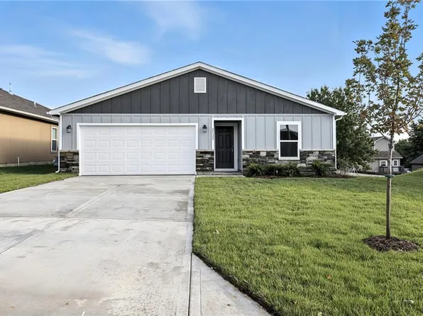2133 Brook Ridge Cir, Tonganoxie, KS 66086