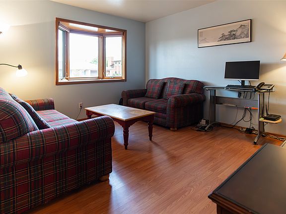 5th image of 405 Connie Ave