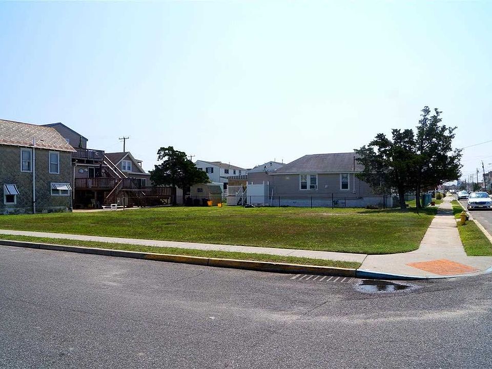 1st image of 655 W Maple Ave