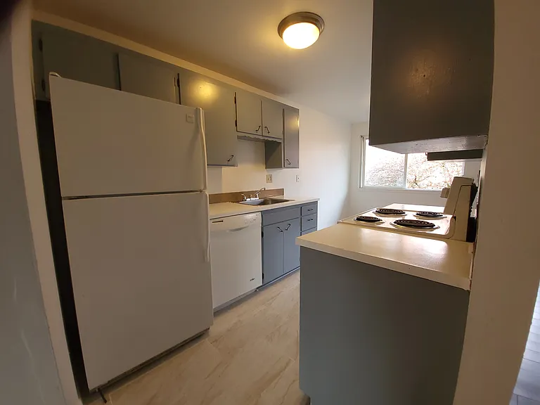 Colonial Garden Apartments — Photo 5