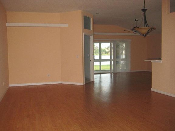 2nd image of 429 SW Sundance Trl