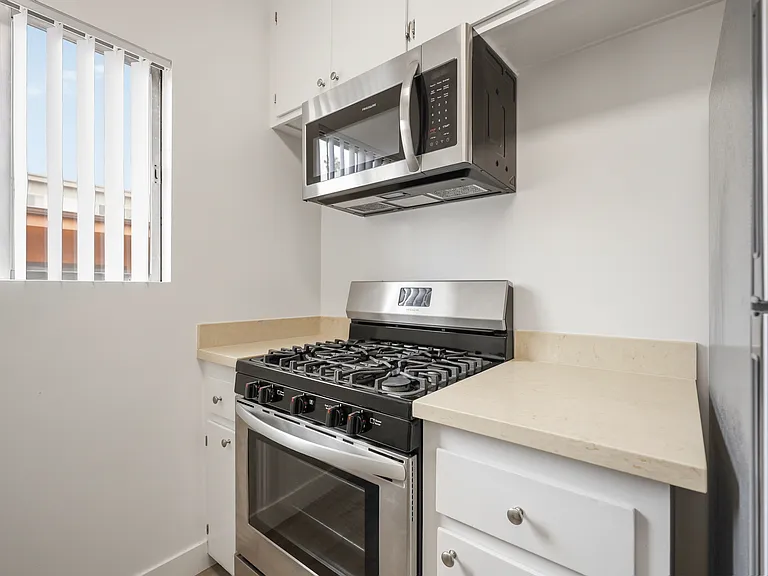1416 Amherst Ave #6 — Photo 8