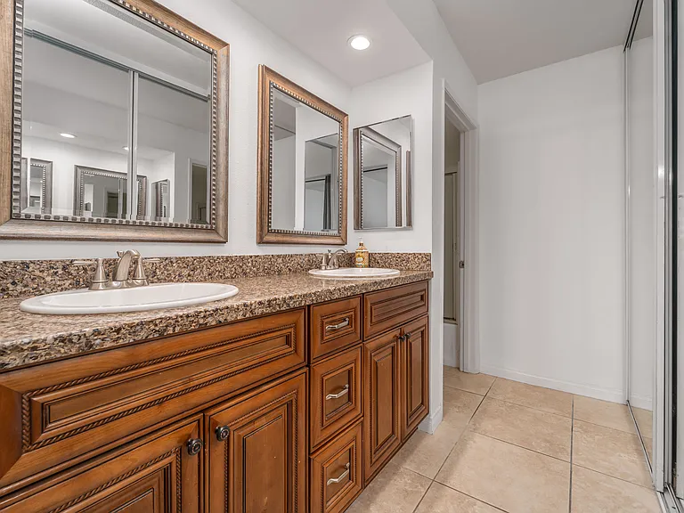 5520 Owensmouth Ave #108 — Photo 9