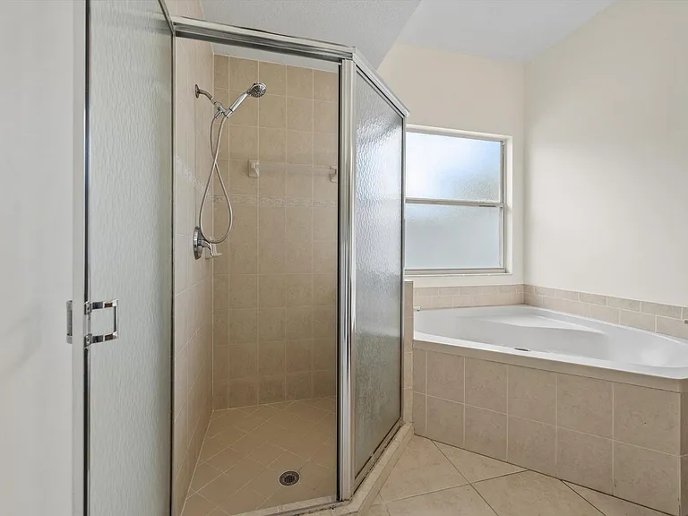 106 Fernwood Cres — Photo 18