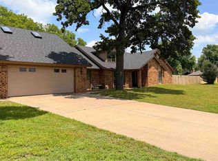 109 Road Runner Dr, Ponca City, OK 74604