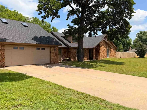 109 Road Runner Dr, Ponca City, OK 74604