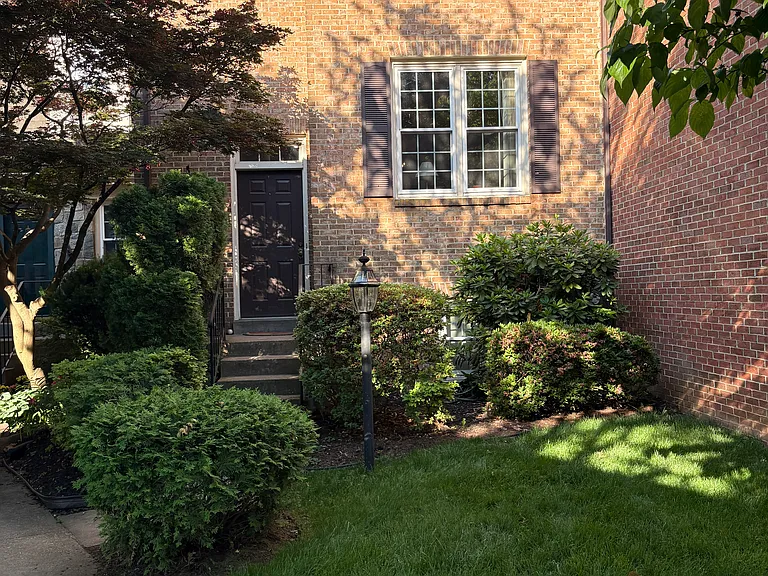 2437 McCormick Rd — Photo 1