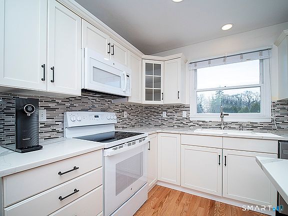 3rd image of 81 Old Stratfield Road