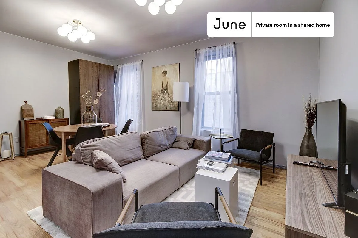 Queen bedroom in 4 bed/1 bath home in Hamilton Heights #165 B — Photo 4